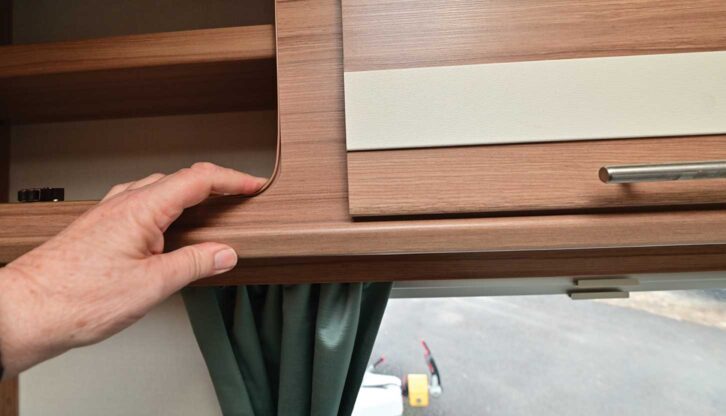 Checking the furniture edging of a cabinet