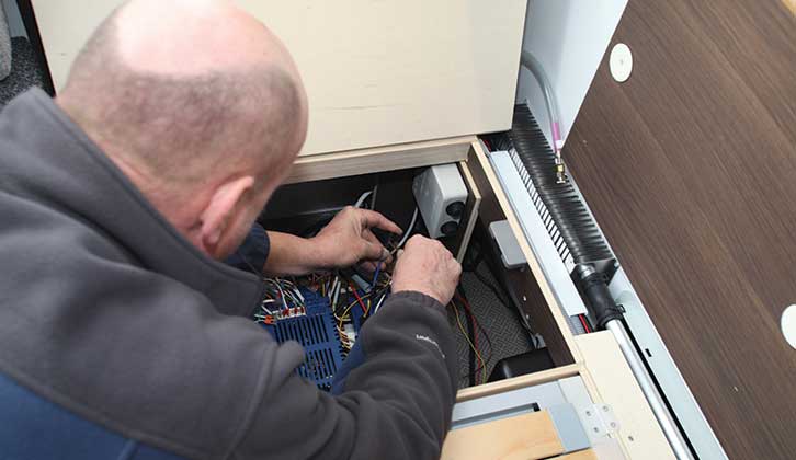 Connecting the alarm to the electrical system