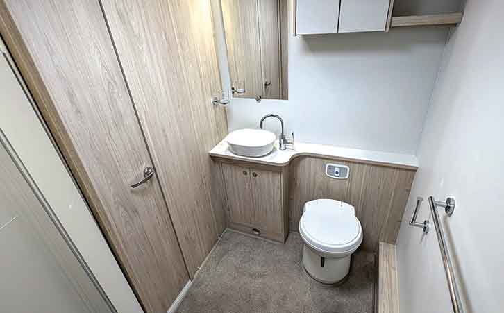 The washroom in the Elddis Avanté 520