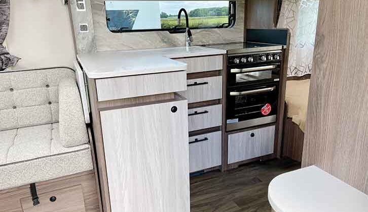 The L-shaped kitchen in the Lusso III